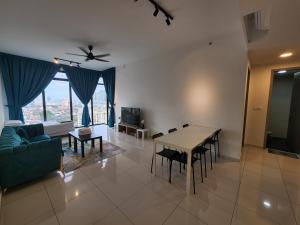 una sala de estar con una mesa y un sofá en Beacon Executive Suite - Skypool Penang View, en George Town