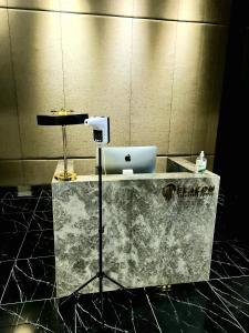 Un mostrador de mármol en una habitación con una computadora portátil encima. en Beacon Executive Suite - Skypool Penang View, en George Town