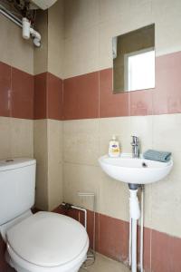 ein Bad mit einem WC und einem Waschbecken in der Unterkunft F1 Jean Jaurès 3G in Aubervilliers