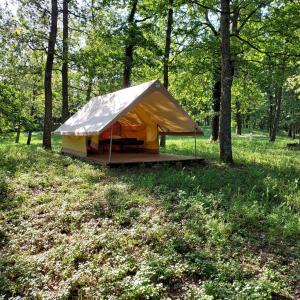 una grande tenda in mezzo a un campo di CAMPING ONLYCAMP LE PORT a Saint-Benoît-sur-Loire