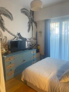 - une chambre avec un lit et une télévision sur une commode dans l'établissement Vannina, à Bastia