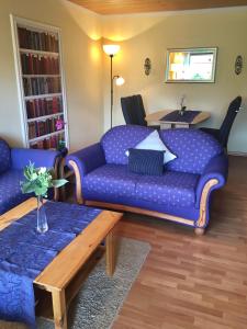 sala de estar con sofá azul y mesa en Gästehaus Nelles, en Sinzig