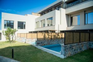 Bazén v ubytovaní KING MINOS RETREAT Resort & Spa alebo v jeho blízkosti