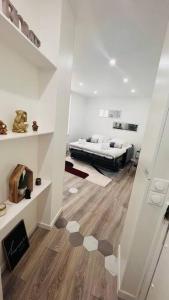 ein Wohnzimmer mit einem Bett in einem Zimmer in der Unterkunft Studio cosy Buttes-Chaumont in Paris