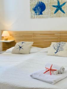 a bed with two towels and two starfish on it at le calette Marettimo in Marettimo