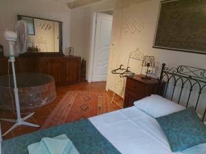 Mimosa House Ayvalık في أيفاليك: غرفة نوم فيها سرير وحوض استحمام