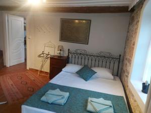 um quarto com uma cama com almofadas azuis em Mimosa House Ayvalık em Ayvalik