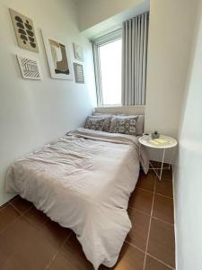 Łóżko lub łóżka w pokoju w obiekcie 2-bedroom Condo Unit