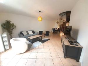 ein Wohnzimmer mit einem Sofa und einem Tisch in der Unterkunft Belle Maison 8 pers Vatan centre in Vatan