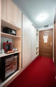 korytarz z czerwonym dywanem i drzwiami w obiekcie Km ZerO - Vama Veche w mieście Vama Veche