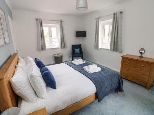 ein Schlafzimmer mit einem Bett mit zwei Handtüchern darauf in der Unterkunft Mews Cottage in Carmarthen