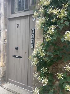 Una porta grigia del garage con il numero due sopra. di Hyper centre gordaine #4 a Bourges