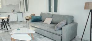 una sala de estar con un sofá y una mesa en Odysseas, en Iräon
