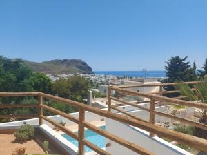 uma vista para a piscina a partir da varanda de uma casa em Casa A.Mar em Las Negras