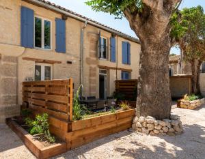 een huis met een boom ervoor bij Grande villa de charme proche de la mer in Peyriac-de-Mer