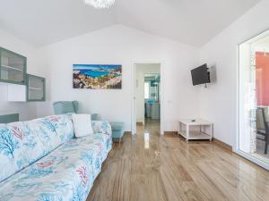 ein Wohnzimmer mit einem Sofa und einem TV in der Unterkunft Villa Lunu in Quartu SantʼElena