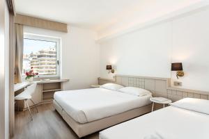 Postel nebo postele na pokoji v ubytování Hotel Carlo Felice Sassari