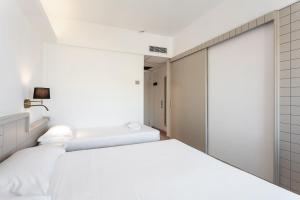 Postel nebo postele na pokoji v ubytování Hotel Carlo Felice Sassari