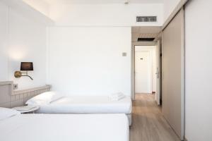 Postel nebo postele na pokoji v ubytování Hotel Carlo Felice Sassari