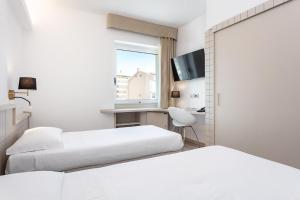 Postel nebo postele na pokoji v ubytování Hotel Carlo Felice Sassari