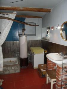 y baño con lavabo y bañera. en Animal Farm - agroturystyka konik polski, en Przecznica