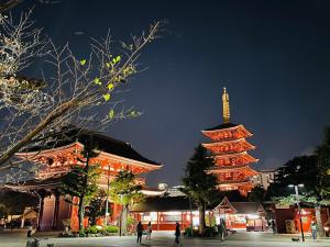 a large building with a clock tower in front of it at 浅草寺3分｜浅草駅6分｜広い｜畳部屋付き｜2-14人｜成田&羽田空港直通 in Tokyo