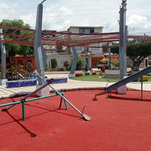 metalowa konstrukcja siedząca na czerwonym dywanie w obiekcie Apartamento Banda de Shilcayo w mieście Tarapoto