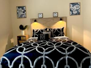 达文波特Entire home with pool and lake view and Golf course by Disney的卧室里有一张大床，配有黑白枕头 更多37张照片