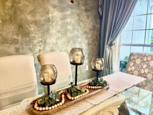 Entire home with pool and lake view and Golf course by Disney的休息区