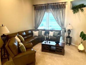 Entire home with pool and lake view and Golf course by Disney的休息区
