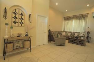 Entire home with pool and lake view and Golf course by Disney的休息区
