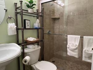 Entire home with pool and lake view and Golf course by Disney的一间浴室