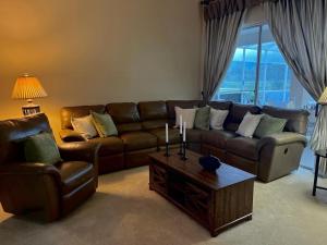 Entire home with pool and lake view and Golf course by Disney的休息区