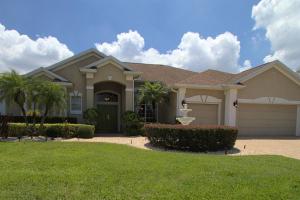 达文波特Entire home with pool and lake view and Golf course by Disney的一栋前面有草坪的大房子