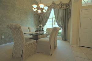 Entire home with pool and lake view and Golf course by Disney的休息区