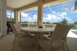 达文波特Entire home with pool and lake view and Golf course by Disney的餐桌、椅子和蜡烛
