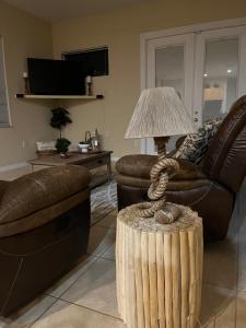 Entire home with pool and lake view and Golf course by Disney的休息区