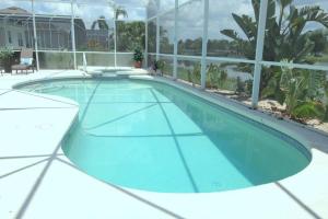 Entire home with pool and lake view and Golf course by Disney内部或周边的泳池