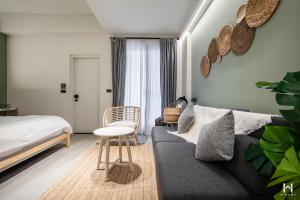 een woonkamer met een bank en een bed bij Coming Home in Yilan