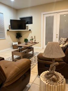 Entire home with pool and lake view and Golf course by Disney的电视和/或娱乐中心