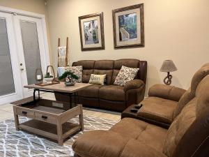 Entire home with pool and lake view and Golf course by Disney的休息区