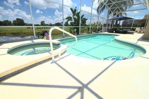 Entire home with pool and lake view and Golf course by Disney内部或周边的泳池