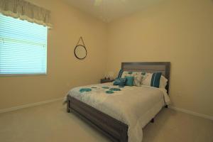 Entire home with pool and lake view and Golf course by Disney客房内的一张或多张床位