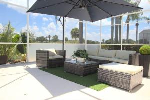 Entire home with pool and lake view and Golf course by Disney的休息区