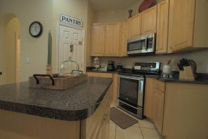 Entire home with pool and lake view and Golf course by Disney的厨房或小厨房