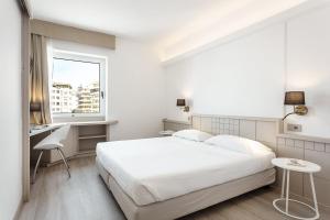 Postel nebo postele na pokoji v ubytování Hotel Carlo Felice Sassari