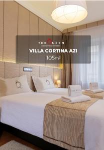 um quarto de hotel com duas camas e uma placa em The Queen Luxury Apartments - Villa Cortina em Luxemburgo
