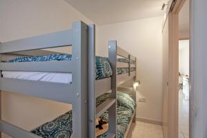 Divstāvu gulta vai divstāvu gultas numurā naktsmītnē Casa Maria Beach