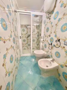 AMALFI ROOM ~ Camera indipendente con Bagno interno per Max 3/4 Persone في بالينورو: حمام مع مرحاض ومغسلة