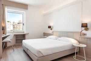 Postel nebo postele na pokoji v ubytování Hotel Carlo Felice Sassari